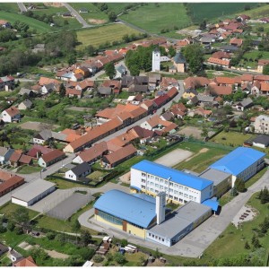 Letecký snímek budovy základní školy