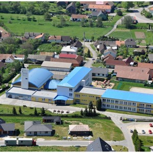 Letecký snímek budovy základní školy