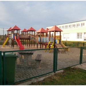 Dětské hřiště za školní budovou